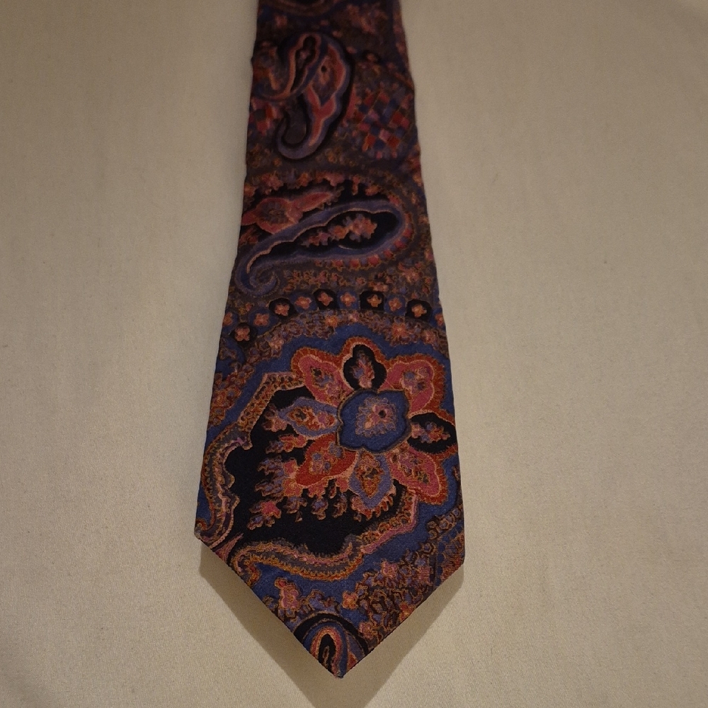 Elegant Paisley Silk Tie